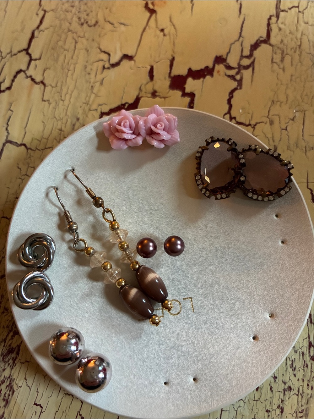 6 pairs of earrings and hair clip with stones - Picture 6 of 7